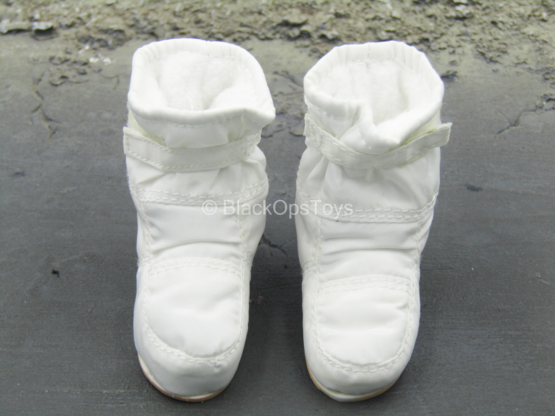 Load image into Gallery viewer, Apollo 11 Astronauts - Lunar Overboots (Foot Type)
