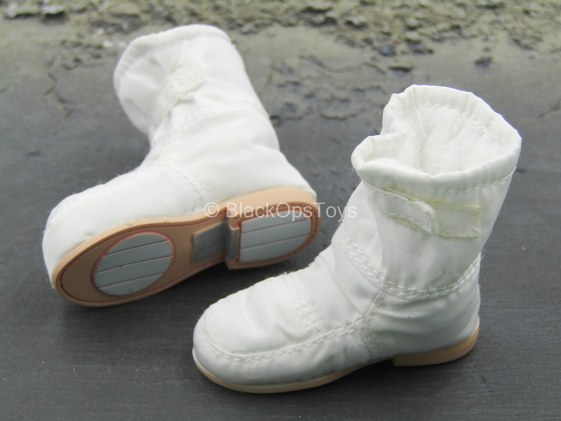Load image into Gallery viewer, Apollo 11 Astronauts - Lunar Overboots (Foot Type)
