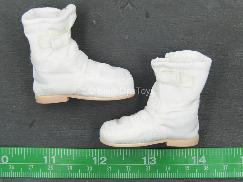 Load image into Gallery viewer, Apollo 11 Astronauts - Lunar Overboots (Foot Type)
