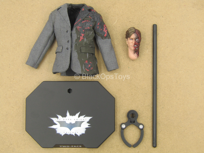 Load image into Gallery viewer, 1/12 - Harvey Dent - Grey Jacket w/Head Sculpt &amp; Stand
