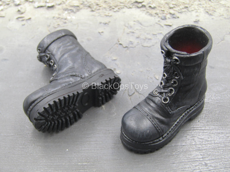 Load image into Gallery viewer, Hellboy 2 - Hellboy - Black Boots (Peg Type)
