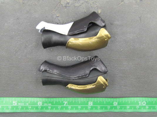 Destiny 2 - Hunter Golden Trace - Black, White & Gold Leg Armor