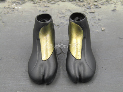 Destiny 2 - Hunter Golden Trace - Black & Gold Boots (Peg Type)