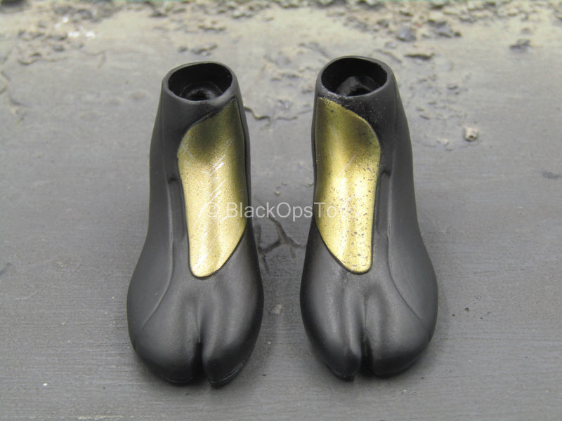 Load image into Gallery viewer, Destiny 2 - Hunter Golden Trace - Black &amp; Gold Boots (Peg Type)
