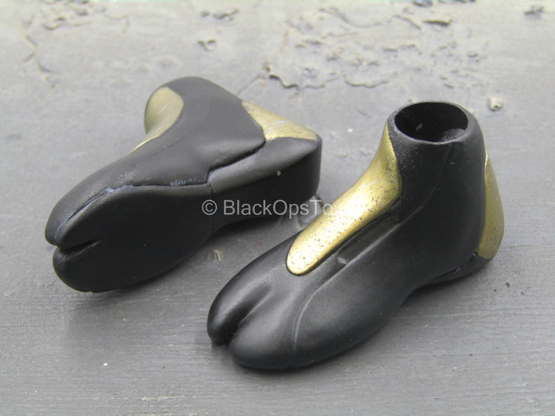 Load image into Gallery viewer, Destiny 2 - Hunter Golden Trace - Black &amp; Gold Boots (Peg Type)
