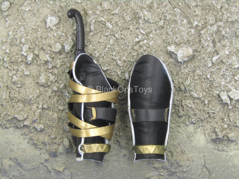 Load image into Gallery viewer, Destiny 2 - Hunter Golden Trace - Black &amp; Gold Gauntlets
