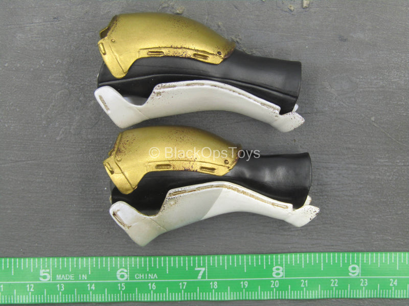 Load image into Gallery viewer, Destiny 2 - Hunter Calus&#39;s Select - White, Black, &amp; Gold Leg Armor
