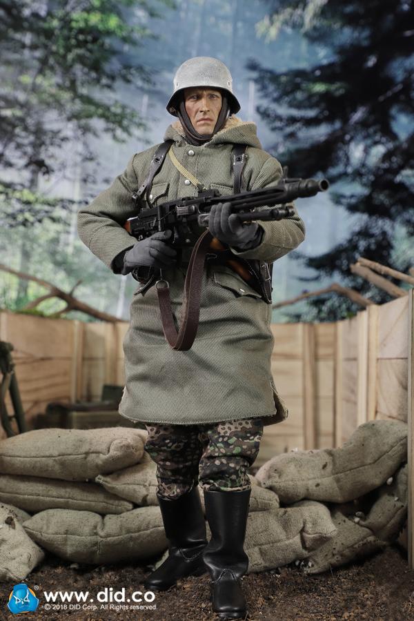 Load image into Gallery viewer, WWII - German MG 42 Gunner - Metal &amp; Wood Shovel w/Sheath
