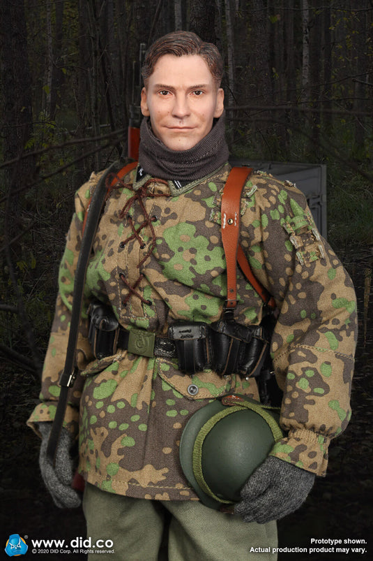 WWII - German Radio Operator - Metal Kar98K Sniper Rifle