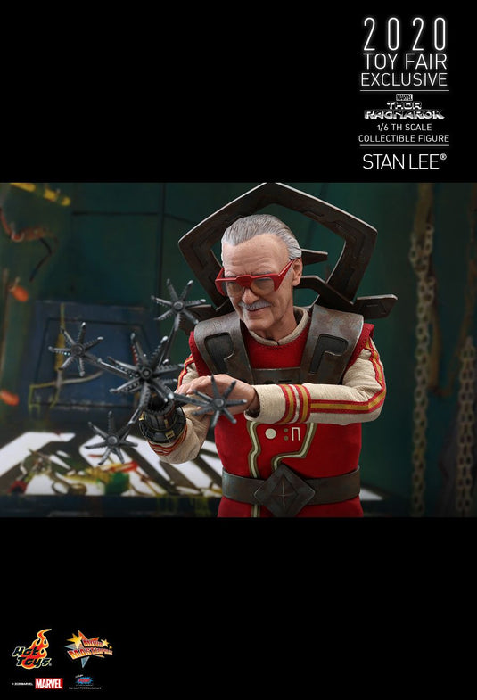 New BTS Look At Stan Lee In Chris Hemsworth’s ‘Thor: Ragnarok’ - Heroic New BTS Look At Stan Lee In Chris Hemsworth’s ‘Thor: Ragnarok’ - Heroic