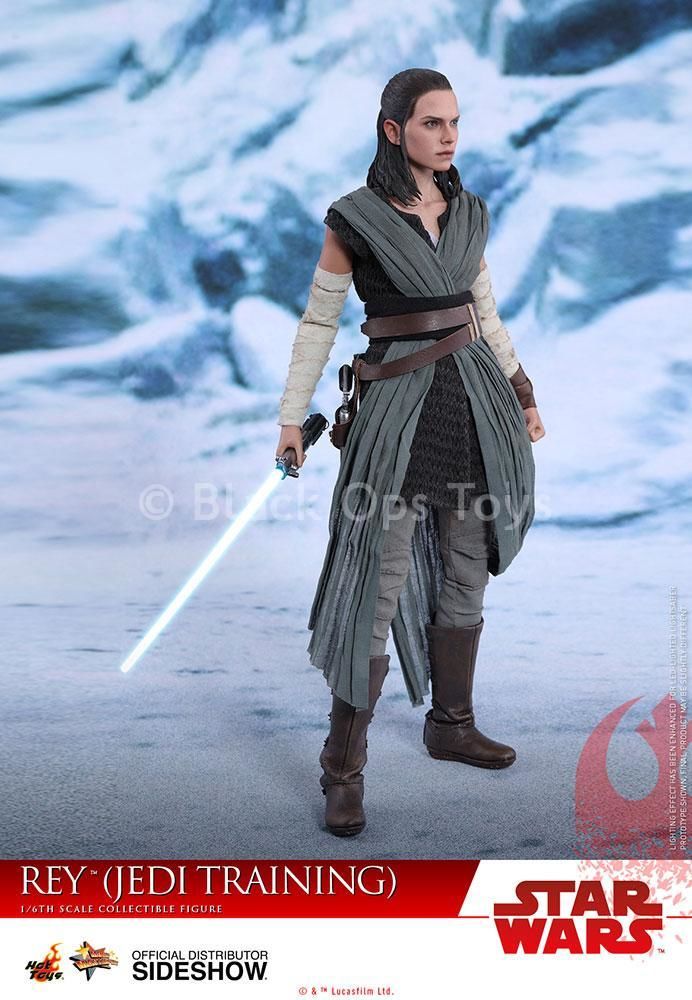 Load image into Gallery viewer, STAR WARS - Rey Jedi Training - Arm w/Light Up Lightsaber
