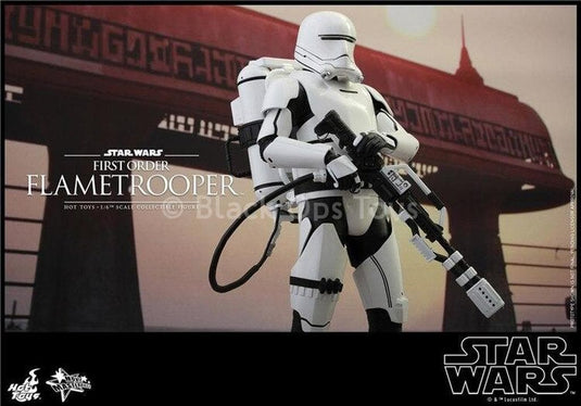 Flametrooper Escala 1:6 de Star Wars: First Order por Hot Toys Flametrooper Escala 1:6 de Star Wars: First Order por Hot Toys